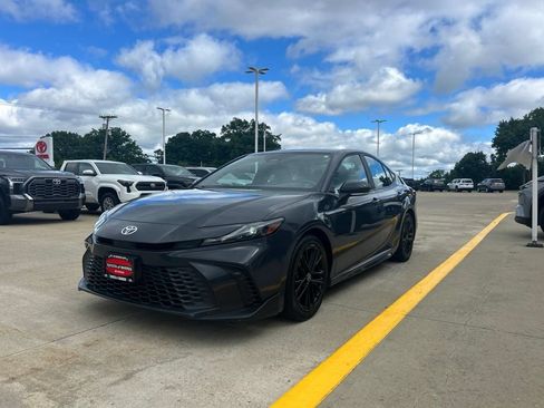 Used 2025 Toyota Camry SE FWD image 3