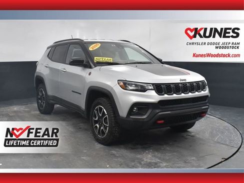 Used 2025 Jeep Compass Trailhawk image 1
