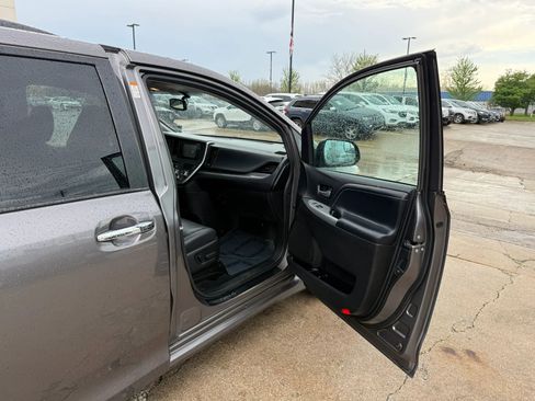 Used 2017 Toyota Sienna SE FWD image 30