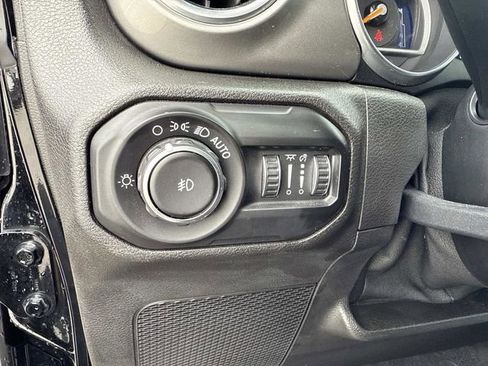 Used 2019 Jeep Wrangler Unlimited Sahara image 27
