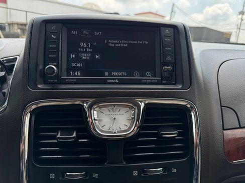 Used 2013 Chrysler Town & Country Touring FWD image 19