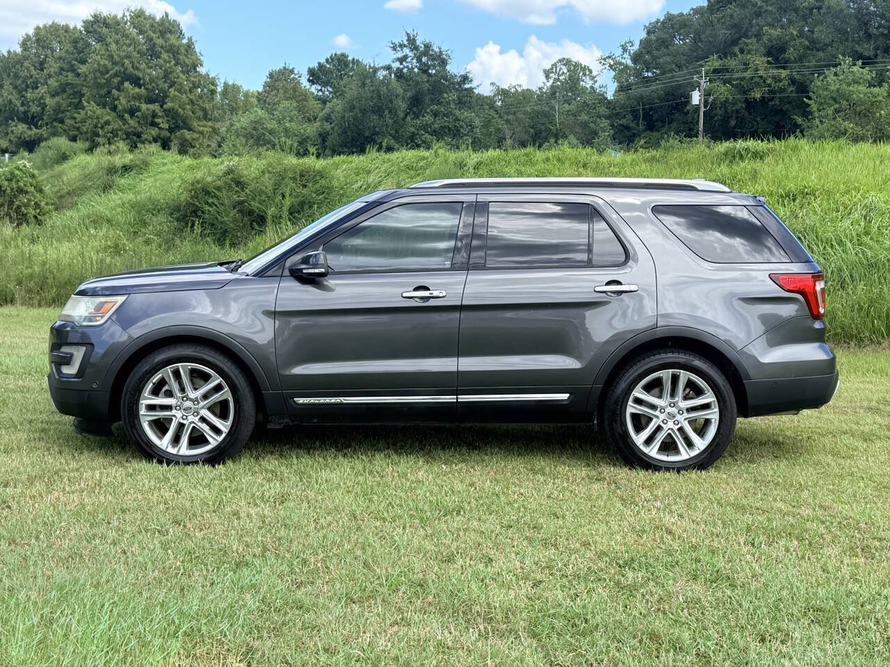 Used 2016 Ford Explorer Limited w/ Equipment Group 301A FWD image 2