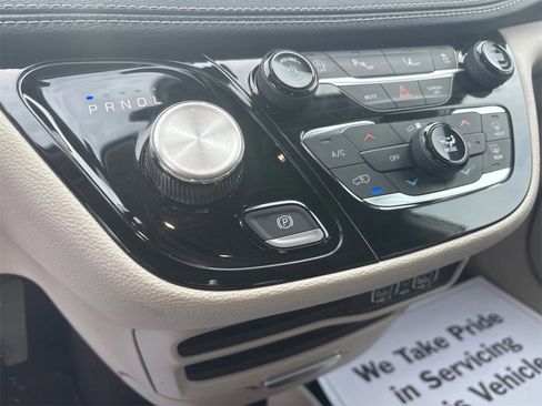 Used 2023 Chrysler Pacifica Touring-L image 24