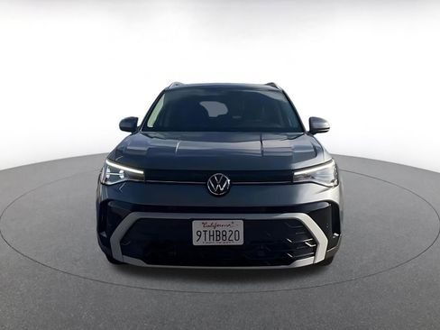 Used 2025 Volkswagen Taos SE image 3