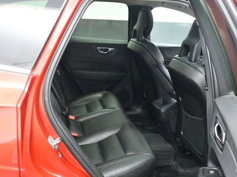 Used 2018 Volvo XC60 T5 Momentum w/ Convenience Package image 10