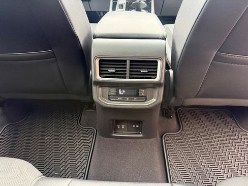 Used 2024 Volkswagen Atlas SE w/ Panoramic Sunroof Package FWD image 18