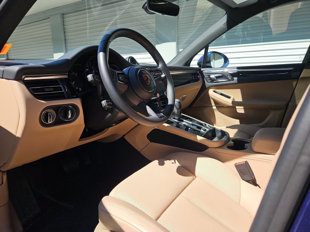 Certified 2026 Porsche Macan AWD/4WD image 4