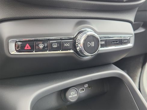 New 2025 Volvo XC40 B5 Core w/ Protection Package Premier image 19