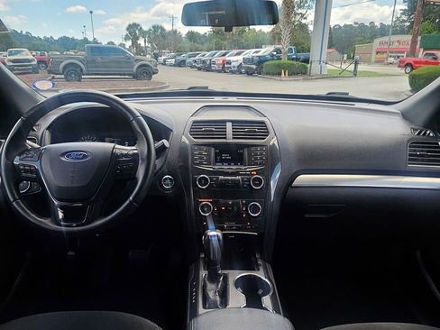Certified 2019 Ford Explorer XLT FWD image 6