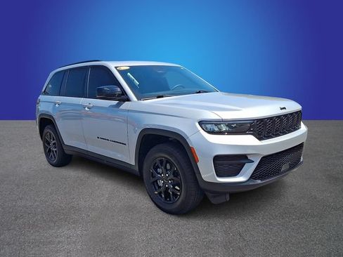 Used 2024 Jeep Grand Cherokee Altitude RWD image 3
