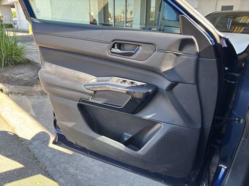 Used 2025 Nissan Pathfinder SV FWD image 18