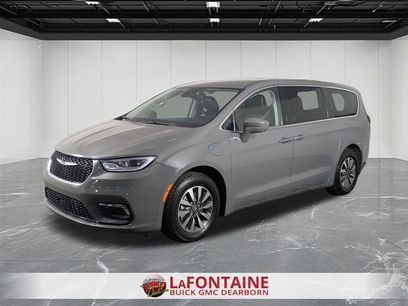 Used 2022 Chrysler Pacifica Touring-L w/ Uconnect Theater Family Group