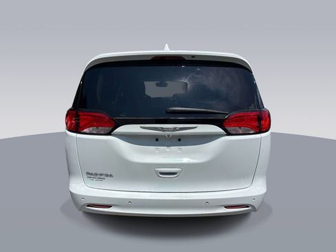 Used 2017 Chrysler Pacifica LX FWD image 4