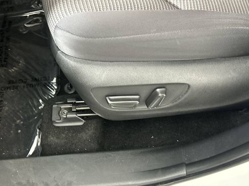 Used 2025 Toyota Highlander LE FWD image 20