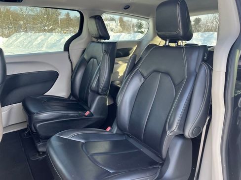Used 2023 Chrysler Pacifica Touring-L image 31
