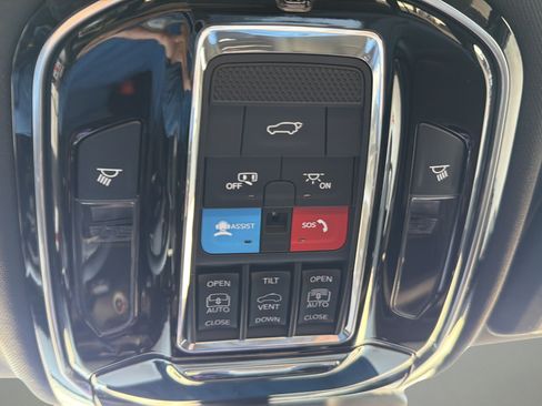 Used 2025 Jeep Grand Cherokee Overland w/ Luxury Tech Group IV AWD/4WD image 24