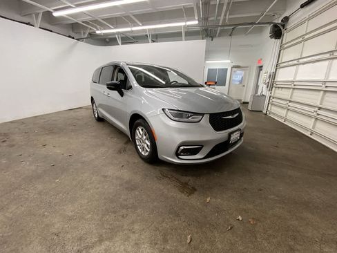 Used 2024 Chrysler Pacifica Touring-L FWD image 8