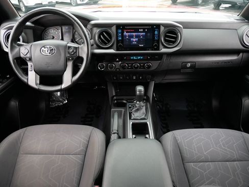 Used 2016 Toyota Tacoma TRD Off-Road w/ Premium & Technology Package AWD/4WD image 10