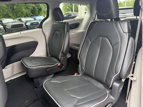 Used 2024 Chrysler Pacifica Limited FWD image 12