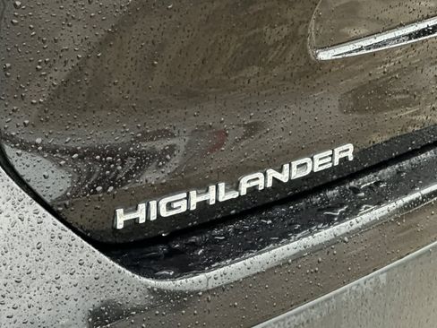 Used 2021 Toyota Highlander XLE image 15