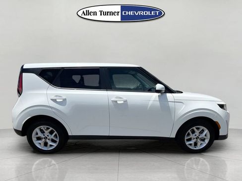 Used 2024 Kia Soul LX w/ Option Group 015 FWD image 3