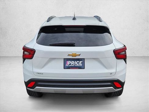 Used 2025 Chevrolet Trax LT FWD image 7