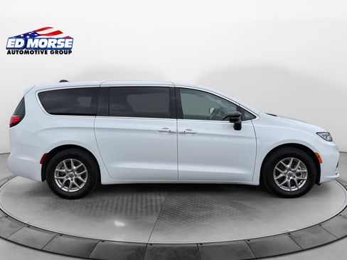 Used 2024 Chrysler Pacifica Touring-L FWD image 6