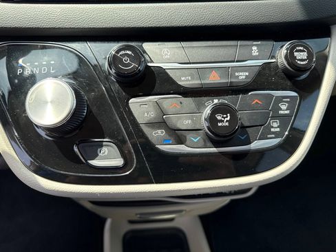Used 2023 Chrysler Voyager LX FWD image 24