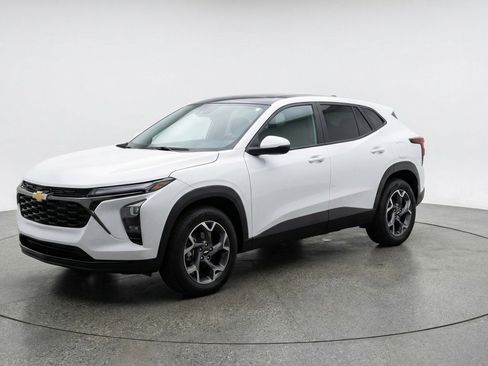 Used 2025 Chevrolet Trax LT FWD image 3