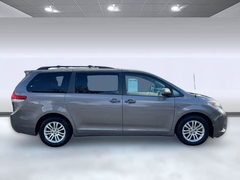 Used 2013 Toyota Sienna XLE image 7