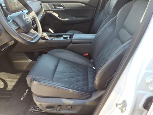 Used 2025 Nissan Rogue Platinum w/ Platinum Premium Package AWD/4WD image 12