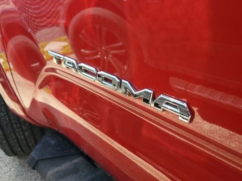 Used 2018 Toyota Tacoma SR5 image 2