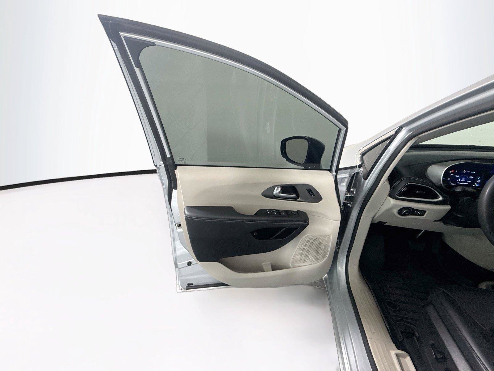 Used 2024 Chrysler Pacifica Limited FWD image 11