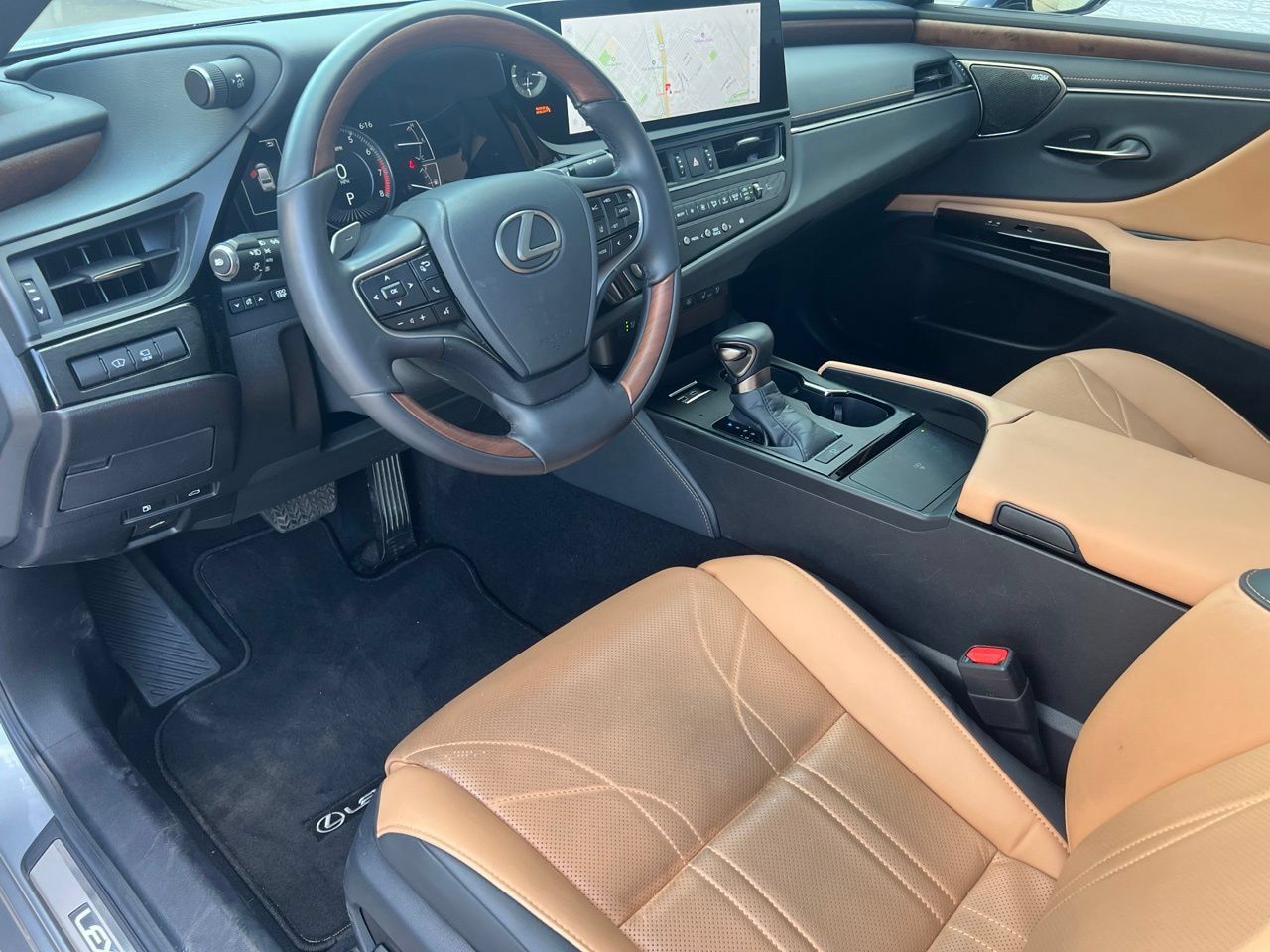 Used 2025 Lexus ES 350 Ultra Luxury w/ Accessory Package (Z2) FWD image 9