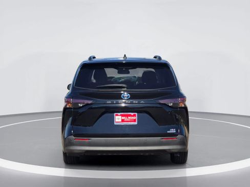 Used 2024 Toyota Sienna XLE FWD image 5