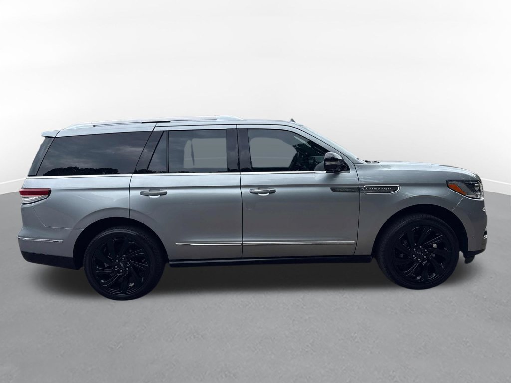 Used 2023 Lincoln Navigator Reserve AWD/4WD image 5