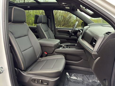 Used 2025 Chevrolet Suburban Premier AWD/4WD image 28