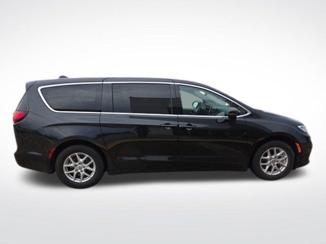 Used 2023 Chrysler Pacifica Touring-L FWD image 10