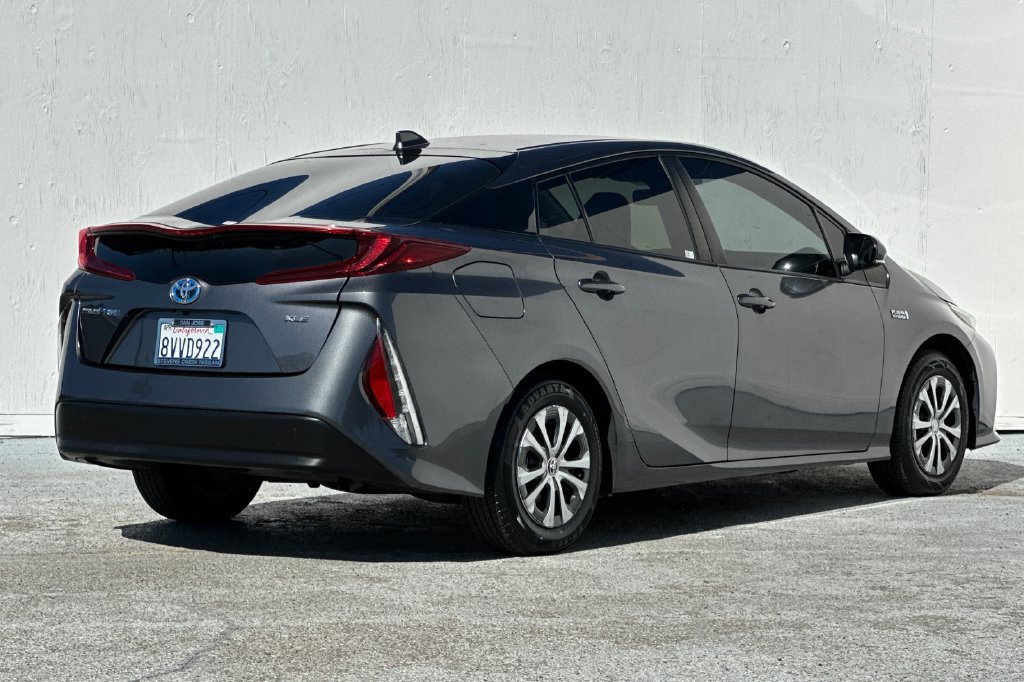 Used 2021 Toyota Prius Prime XLE FWD image 3