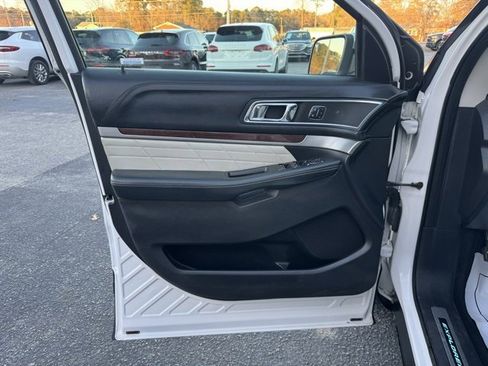 Used 2017 Ford Explorer Platinum image 17