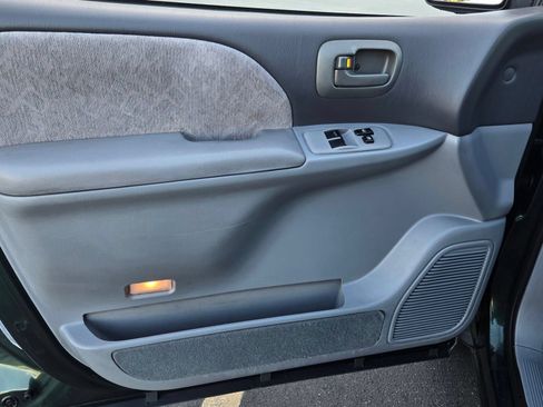 Used 2000 Toyota Sienna LE FWD image 9