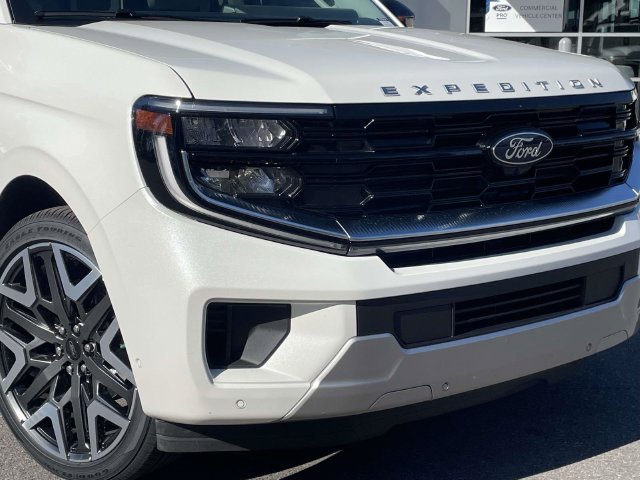 Used 2025 Ford Expedition Max Platinum w/ Platinum Ultimate Package AWD/4WD image 38