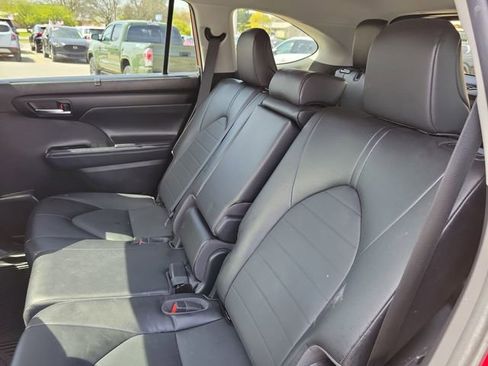 Used 2022 Toyota Highlander XLE AWD/4WD image 25