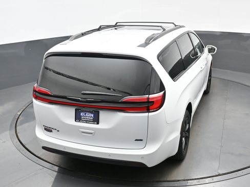 Used 2021 Chrysler Pacifica Touring-L w/ Uconnect Theater Family Group image 38