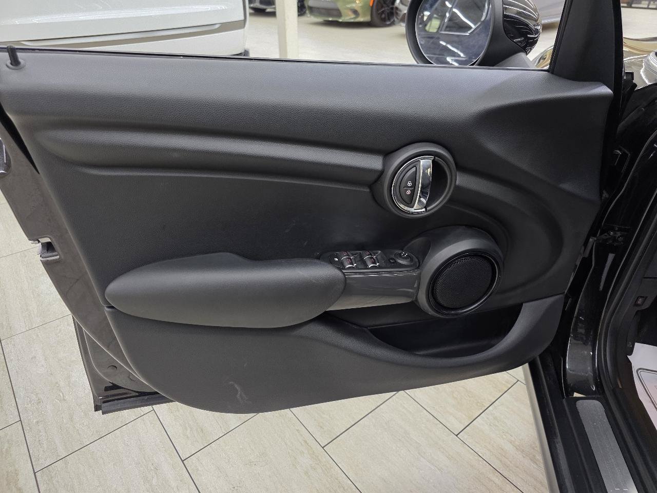 Used 2018 MINI Cooper 4-Door Hardtop w/ Signature Line Package FWD image 34