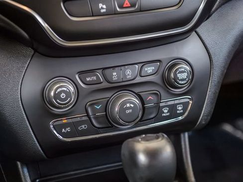 Used 2019 Jeep Cherokee Latitude Plus FWD image 30
