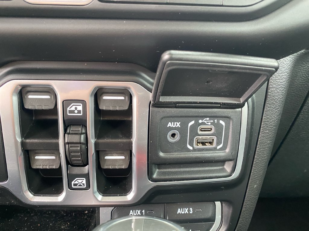 Used 2023 Jeep Wrangler Unlimited Sahara AWD/4WD image 20