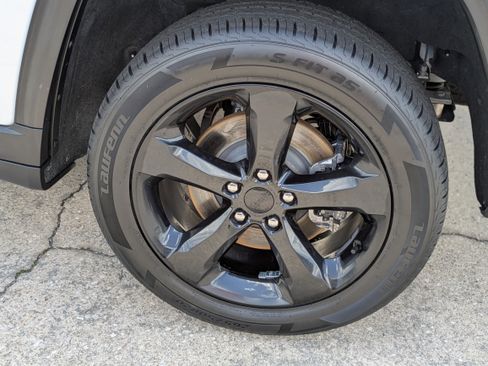 Used 2023 Jeep Grand Cherokee L Limited w/ Luxury Tech Group II image 8