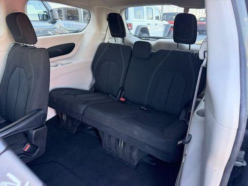 Used 2023 Chrysler Voyager LX image 15