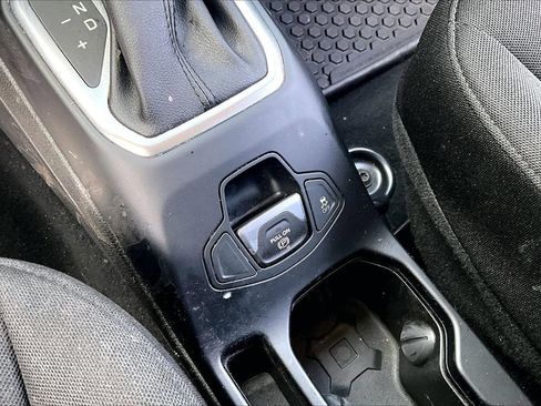 Used 2019 Jeep Renegade Latitude w/ Cold Weather Group AWD/4WD image 26